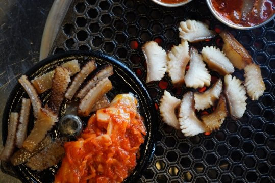 위에서 본 불판 — 김치와 껍데기